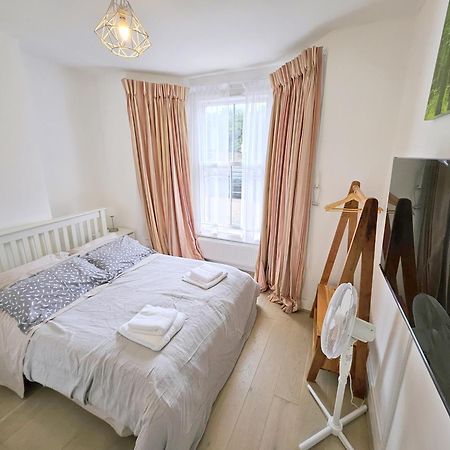 Two Bedroom Flat With Private Patio In Battersea Londra Dış mekan fotoğraf