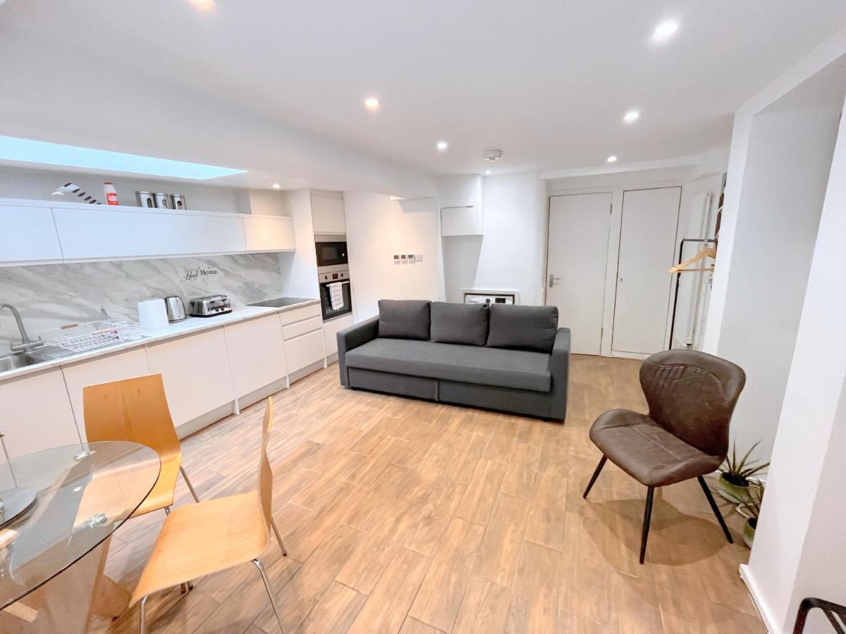 Two Bedroom Flat With Private Patio In Battersea Londra Dış mekan fotoğraf