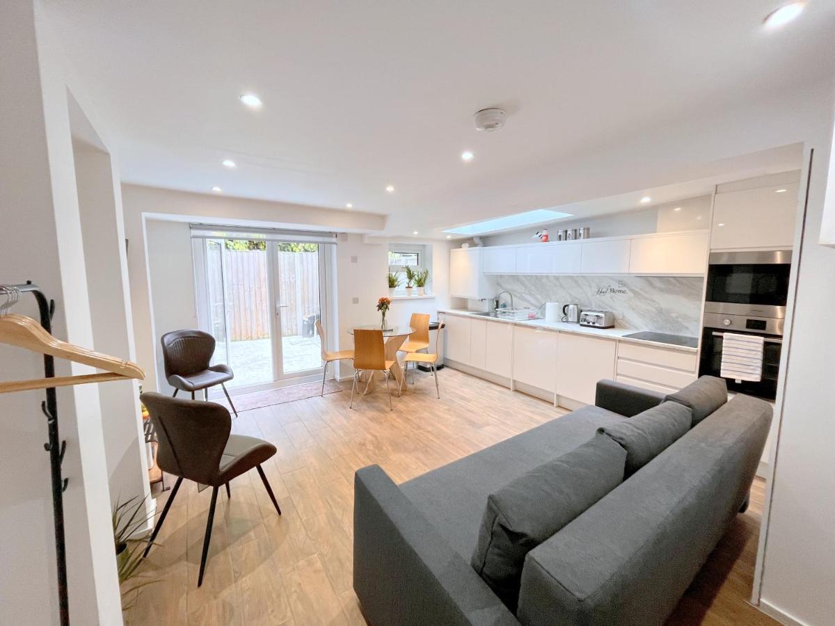 Two Bedroom Flat With Private Patio In Battersea Londra Dış mekan fotoğraf