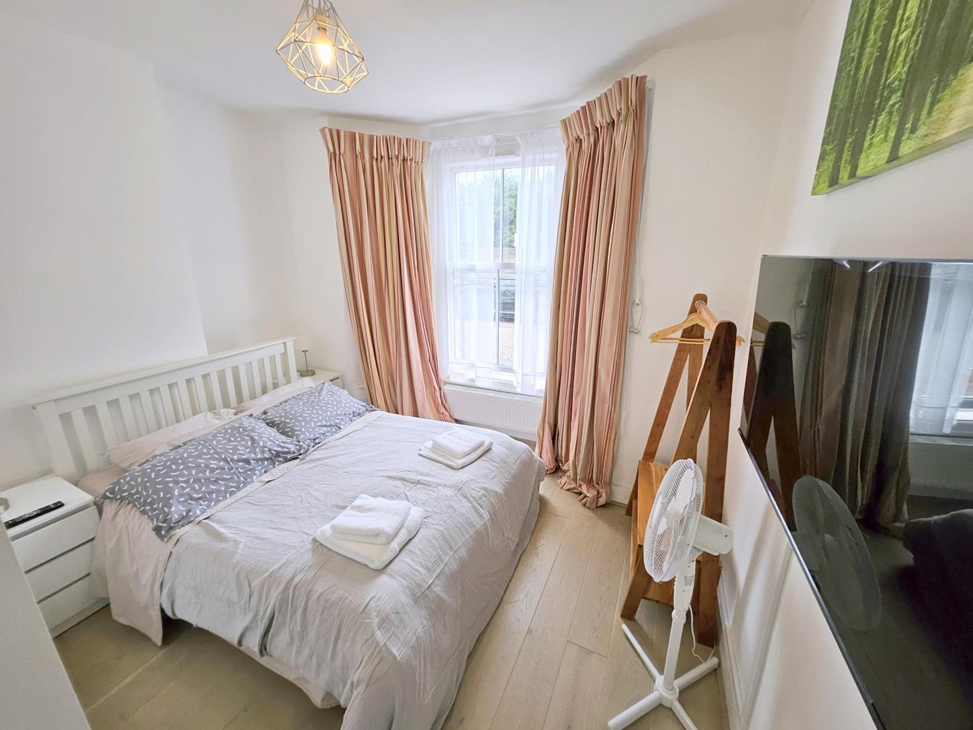 Two Bedroom Flat With Private Patio In Battersea Londra Dış mekan fotoğraf